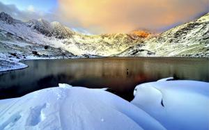 Lake in the snowy mountains wallpaper thumb