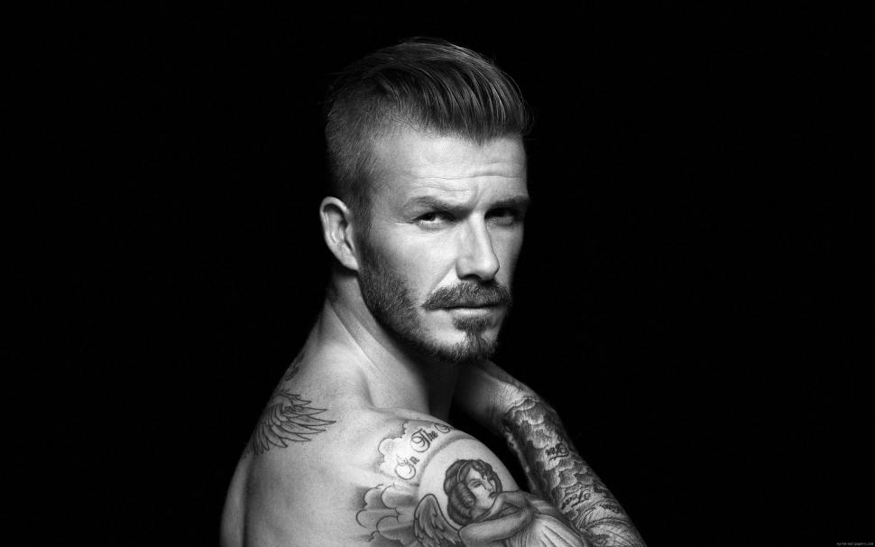 David Beckham in black and white wallpaper,david HD wallpaper,beckham HD wallpaper,celebrity HD wallpaper,foot HD wallpaper,sport HD wallpaper,2880x1800 wallpaper