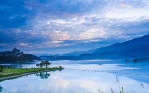 Taiwan, Nantou, morning sunrise, mountains, blue sky, lake reflection wallpaper thumb