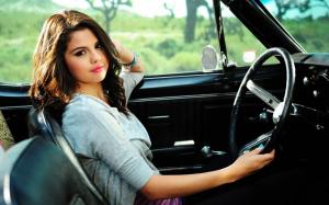 Selena Gomez In Car wallpaper thumb