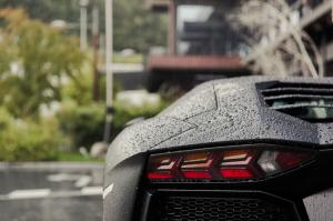Lamborghini in rain wallpaper thumb