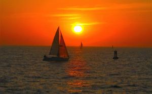 Sunset Sailing wallpaper thumb