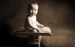 Cute baby sitting wallpaper thumb