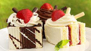Sweet cakes, cream, strawberries, delicious food wallpaper thumb