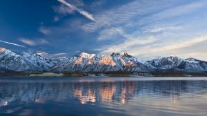 Lake and snow-capped mountains in winter wallpaper thumb