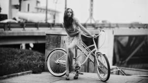 Girl, beauty, cycling photos, classic black and white, beautiful desktop wallpaper thumb