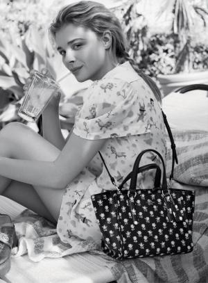 Chloë Grace Moretz, Celebrities, Black And White, Drinking Water, Handbag wallpaper thumb